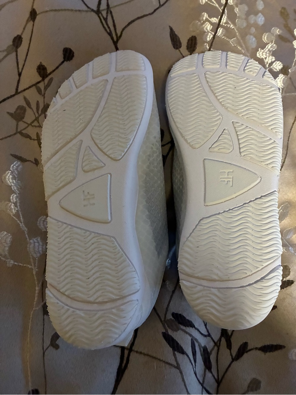 Size 7 White Hike brand sneakers - Picture 2 of 4